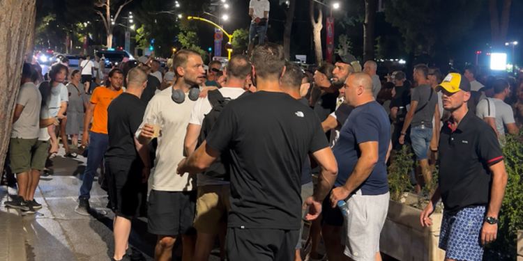 Protesta “përçahet”? Përplasje mes qytetarëve/ Çfarë ndodhi poshtë Kryeministrisë…