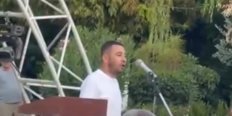 Zyrtari i bashkisë jep DORËHEQJEN “live”: Kjo qeveri po ua heq…