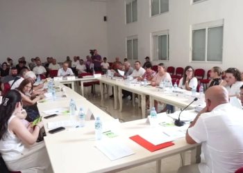 Mbledhje emergjente në bashki, këshilltarët e PS bashkojnë votat me PD. Ç’po ndodh…