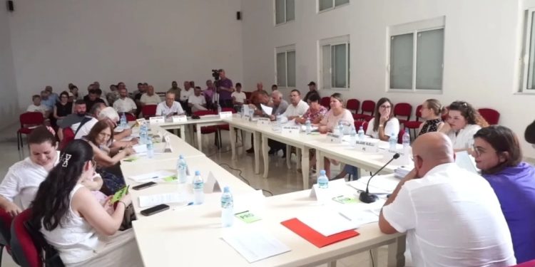 Mbledhje emergjente në bashki, këshilltarët e PS bashkojnë votat me PD. Ç’po ndodh…