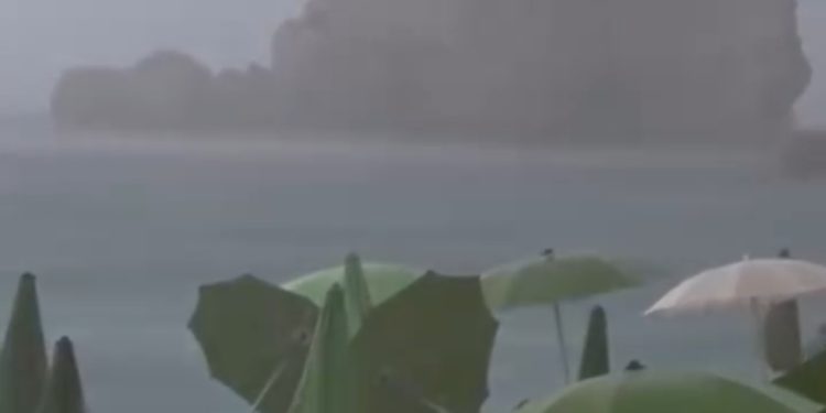 “Tërbohet” moti/ Kjo nuk pritej! Ja “plas” stuhia e shiut, shkatërron gjithçka në qytetin…