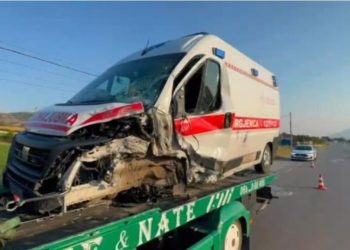 LAJM I FUNDIT/ E rëndë! Ambulanca me pacientin brenda përplaset me një automjet në qytetin…