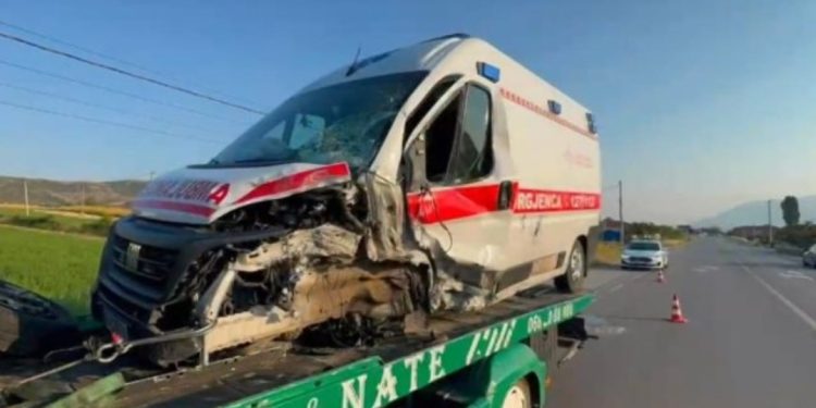 LAJM I FUNDIT/ E rëndë! Ambulanca me pacientin brenda përplaset me një automjet në qytetin…