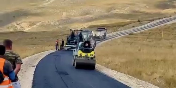 Pritjes shumëvjeçare i vjen fundi! Nis asfaltimi, rruga e re lidh këto dy qytete…