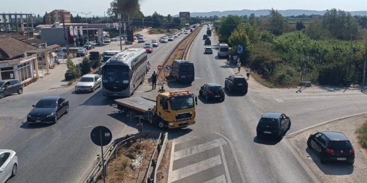 LAJM I FUNDIT/ Aksident i rëndë në autostradë! Furgoni plot me pasagjerë bëhet “copë”…