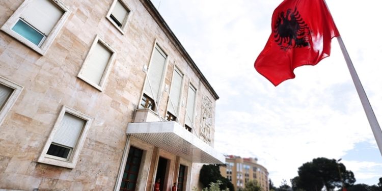 E FUNDIT/ Vjen lajmi FANTASTIK për administratën publike! Qeveria sapo hap…