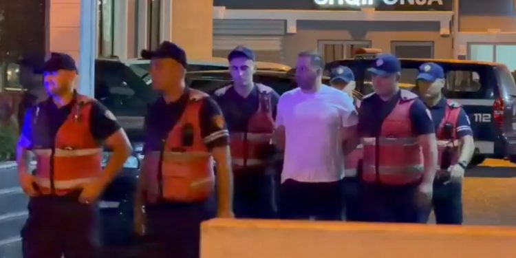 Del VIDEO/ Momentet kur Ergys Agasi mbërrin në Policinë e Tiranës, ja detajet që bien në sy….