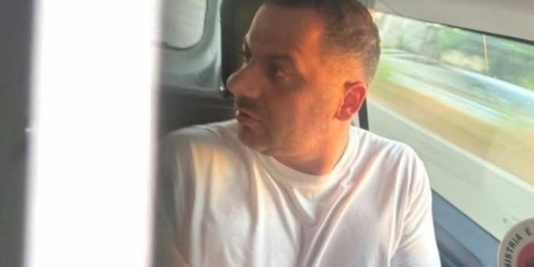 LAJM I FUNDIT/ I bënë foto Ergys Agasit pas arrestimit, e pësojnë keq dy efektivë të “Shqiponjave”