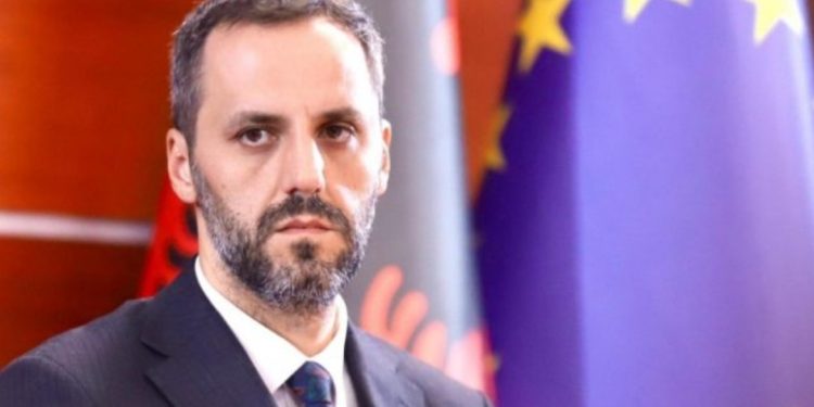 “Deri më 25 shtator!”/ Ministri i Brendshëm jep lajmin e mirë për punonjësit e shtetit…