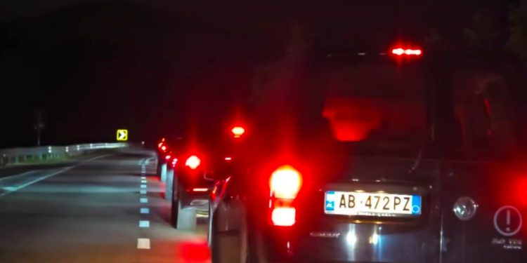 Çfarë kaosi po ndodh sot në mbrëmje?! Trafik kilometrik, mijëra automjete të bllokuara në aksin kombëtar…