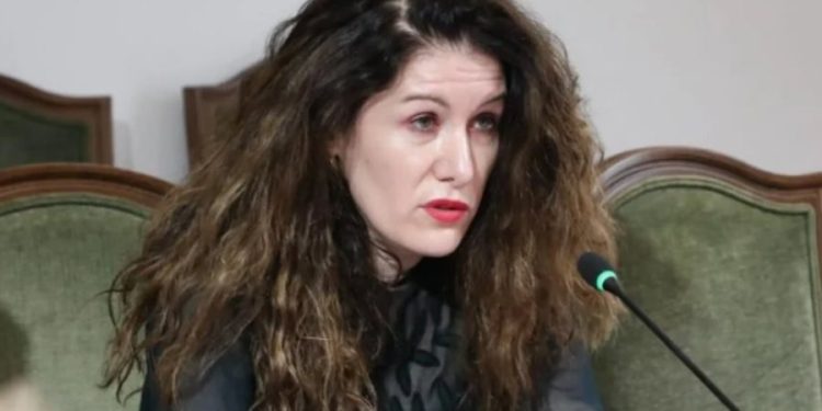 SPAK lëshoi urdhërarrest/ LAJM I FUNDIT: Vetëdorëzohet Vlora Hyseni, niset drejt Tiranës (DETAJE)