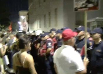 Rama brenda godinës/ “Surpriza” në protestën e 94-të! Qytetarët ndryshojnë agjendë, rrethohet…