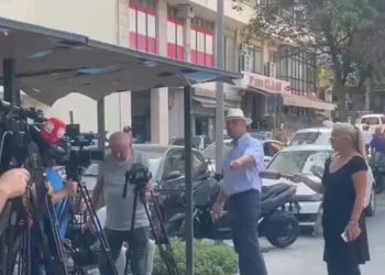 “Më vodhe gjithë tokën e fisit”/ Qytetarja përplaset me Abi Malltezin jashtë SPAK, dhëndri i Berishës: Ordinere…