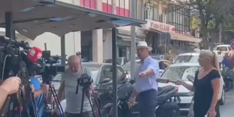 “Më vodhe gjithë tokën e fisit”/ Qytetarja përplaset me Abi Malltezin jashtë SPAK, dhëndri i Berishës: Ordinere…