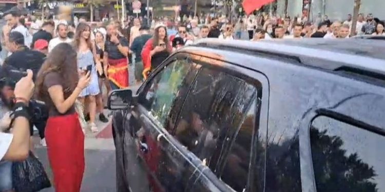 Qëlloi me vezë automjetin e deputetes, kush është i arrestuari i vetëm nga protesta (EMRI)