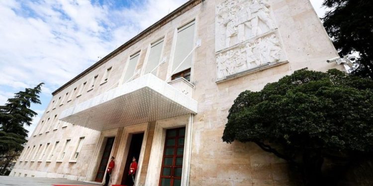 Emërime të reja në administratë, kush shkarkohet nga Kabineti Qeveritar…