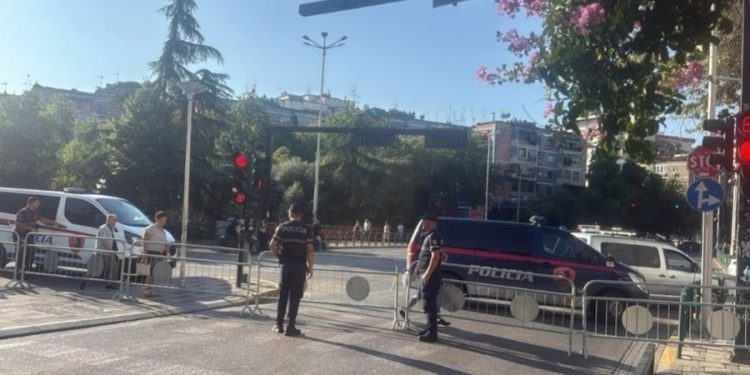 Protestuesit gati për “luftë”/ Policia rrethon Parlamentin, “paralizohet” Tirana (DETAJET e para)