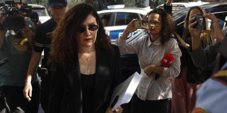 “Plas” në GJKKO, Vlora Hyseni përplaset me gazetaren Klodiana Lala: Si kalon ti në…