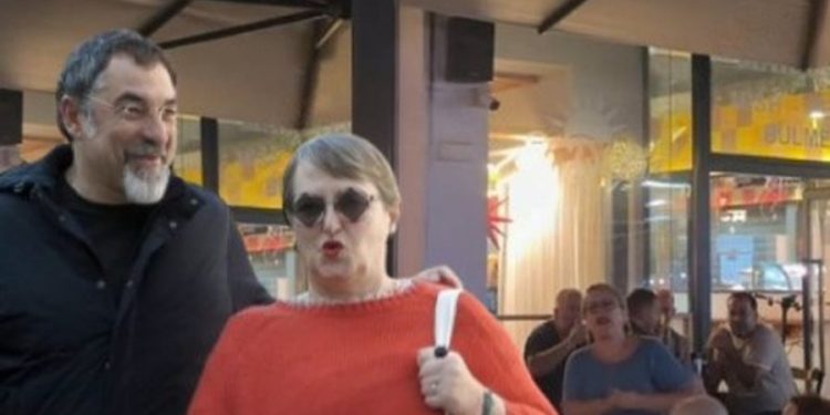 Qëlloi me lugë e shishe protestuesit, reagon Delina Fico: Po haja qofte dhe po…