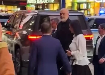 U qëllua me vezë në New York, Rama dy fjalë për protestuesit: Pulat histerike të…