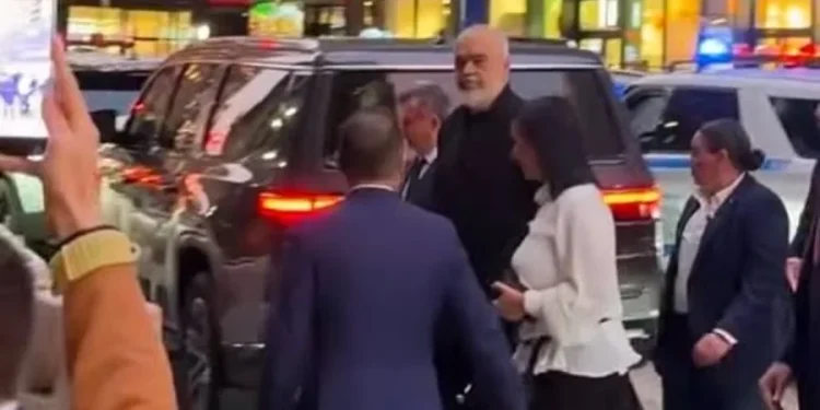 U qëllua me vezë në New York, Rama dy fjalë për protestuesit: Pulat histerike të…