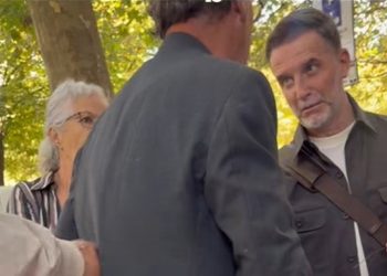 “Je në mes të rrugës se…”/ Plas sherri mes qytetarit dhe Erion Braçes: Të shkë***fsha atë që… (VIDEO)