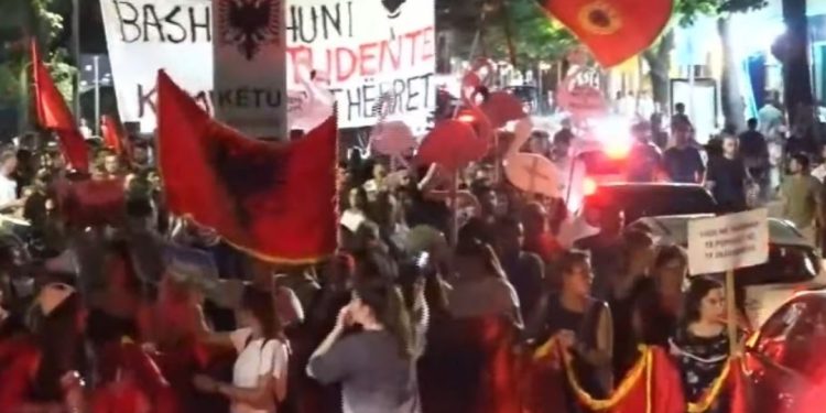 “Rama jepe dorëheqjen”/ Sot protestuesit kryejnë LËVIZJEN e papritur: Do gjuajmë…