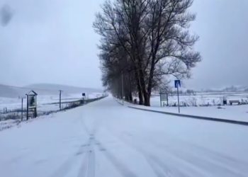Erdhi dimri para kohe! LAJM I FUNDIT: Bie dëbora e parë në Shqipëri, ky vend…