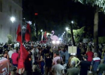 Rama brenda zyrës/ LAJM I FUNDIT: Protestuesit përplasen me policinë, sapo vjen…