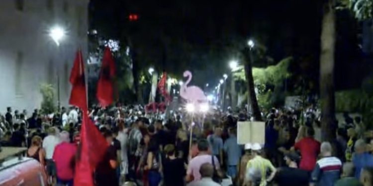 Rama brenda zyrës/ LAJM I FUNDIT: Protestuesit përplasen me policinë, sapo vjen…