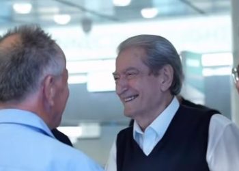 Kush e priti Sali Berishën në aeroportin e Amerikës? Dalin PAMJET, në krah të tij shfaqet…