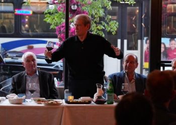Sali Berisha shtron drekë për diasporën në SHBA, me gotën e verës në dorë i kërkon që…
