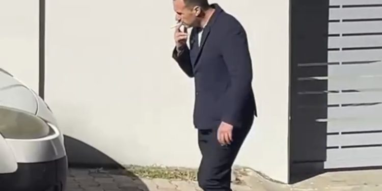Kontrollet e SPAK/ Ilir Proda bëhet “tym”, shfaqet me cigare në dorë teksa del nga…