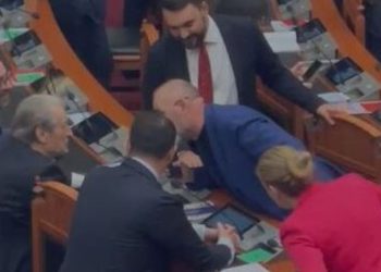 VIDEO/ Ulsi Manja i shkon Berishës në ulësen e tij në Kuvend, momenti kur…