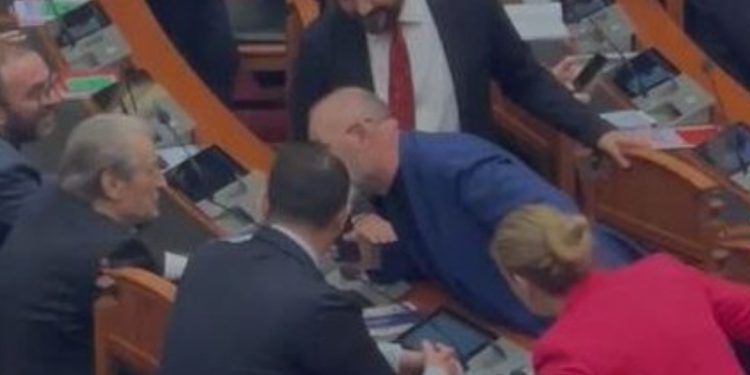 VIDEO/ Ulsi Manja i shkon Berishës në ulësen e tij në Kuvend, momenti kur…