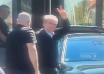 Rama dhe Berisha “takohen” në Rinas, kryeministri kthehet nga SHBA, kreu i PD niset drejt…