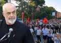 Kujt i del në krah? Ambasadori i Gjermanisë BEFASON me komentin për protestën e “Zvërnecit”…