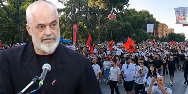 Kujt i del në krah? Ambasadori i Gjermanisë BEFASON me komentin për protestën e “Zvërnecit”…