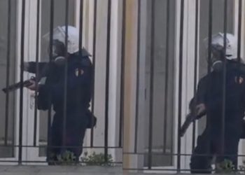 PËRSHKALLËZOHET PROTESTA/ Policia përdor për herë të parë armët, qëllohet me plumba gome