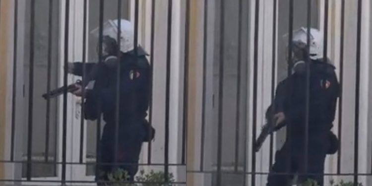 PËRSHKALLËZOHET PROTESTA/ Policia përdor për herë të parë armët, qëllohet me plumba gome