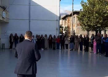 Bashkia u shkri, punonjësit duartrokasin kryebashkiakun që nuk i la vetëm/ Pamjet e lamtumirës…