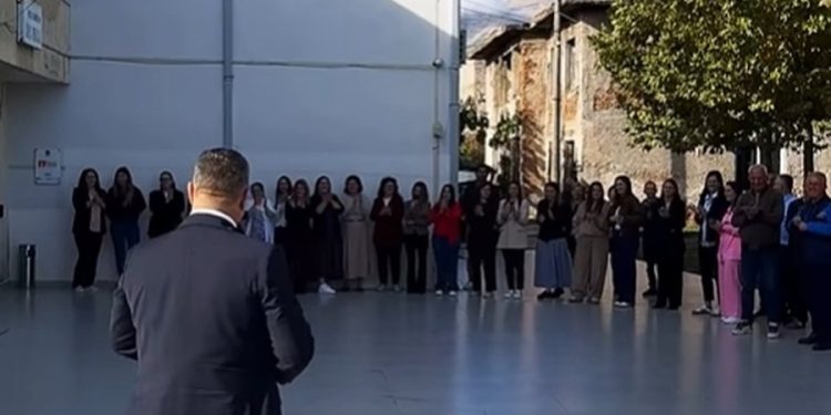 Bashkia u shkri, punonjësit duartrokasin kryebashkiakun që nuk i la vetëm/ Pamjet e lamtumirës…