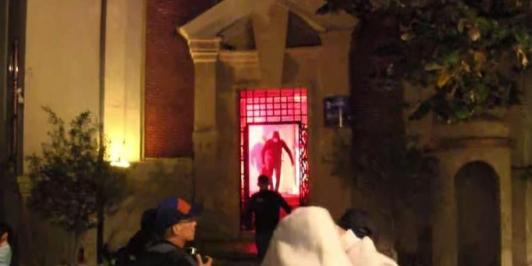 Guxim i JASHTËZAKONSHËM! Protestuesit futen në Bashkinë e Tiranës dhe i vënë zjarrin…