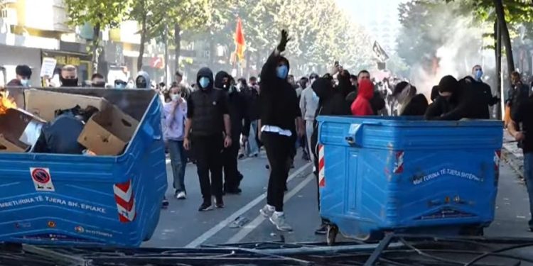 Arrestimet nuk i trembin studentët, nisin tensionet para Ministrisë, befason Policia…