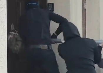 Protesta merr të tjera përmasa! E pabesueshme! Studentët thyejnë derën dhe futen në…