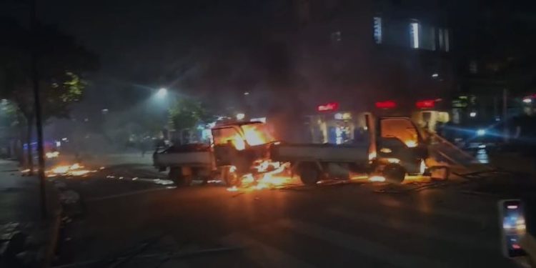 “Skenë lufte te Rruga e Durrësit”/ Tirana në kaos dhe gjithçka e shkatërruar, digjen makinat e…