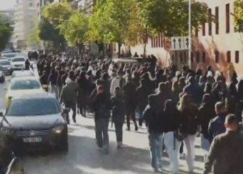 E FUNDIT/ Nxënësit boshatisin bankat e shkollës për protestën, PLAS KEQ te “Petro Nini”…