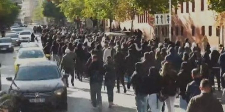E FUNDIT/ Nxënësit boshatisin bankat e shkollës për protestën, PLAS KEQ te “Petro Nini”…