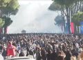 I qëlluar në qafë/ Adoleshenti rrëzohet në tokë nga plumbat e gomës, del VIDEO e pabesueshme…