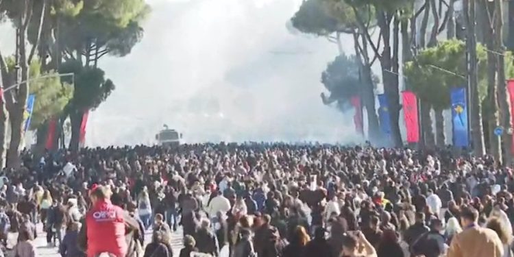 I qëlluar në qafë/ Adoleshenti rrëzohet në tokë nga plumbat e gomës, del VIDEO e pabesueshme…